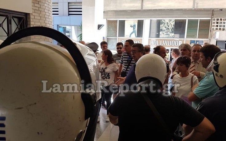 Λαμία: Επεισόδια και συλλήψεις στη συνεδρίαση του Δημοτικού Συμβουλίου για τα σκουπίδια